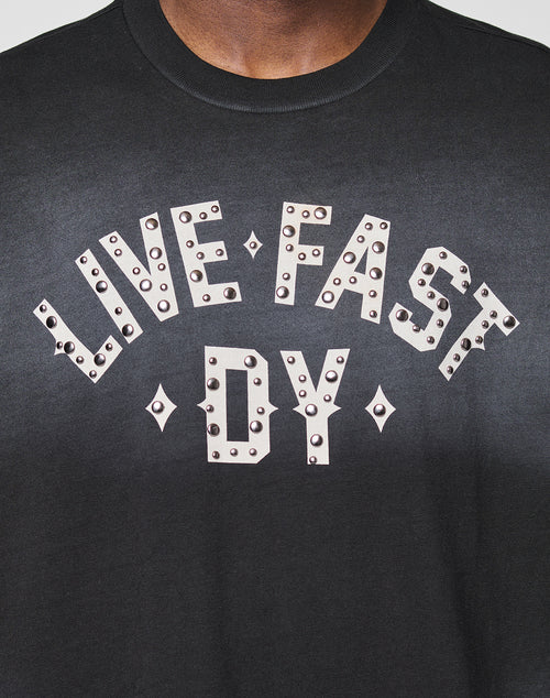 Live Fast Rivet Tee Schwarz Logo auf der Vorderseite mit Nieten 