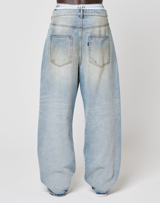 The LFDY Baggy Dirt Denim by LIVE FAST DIE YOUNG features a light blue wash, wide-leg, baggy fit with gerades Bein for a loose drape over shoes, rear pockets, and is crafted from 100% Baumwolle for comfort and durability.