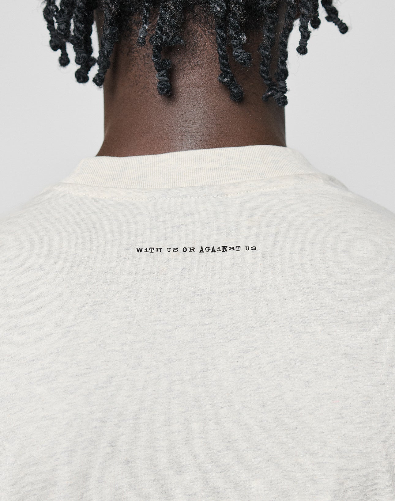LFDY College Tee in Grau kleiner Backprint im Nackenbereich