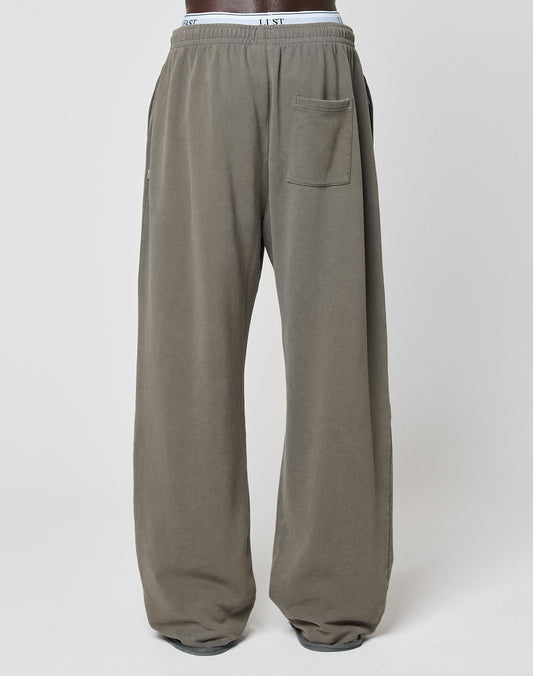 The LFDY Ripped Sweatpants by LIVE FAST DIE YOUNG are wide-fit, loose gray sweatpants made from 100% Baumwolle, with an Elastikbund, side and back pockets, plus a visible branded waistband, shown against a plain white background.
