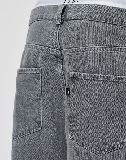 Close-up of the LFDY Baggy Denim by LIVE FAST DIE YOUNG, featuring two large back pockets, a visible waistband with a white label, and a small black tag. Made from 100% Baumwolle for comfort and style.