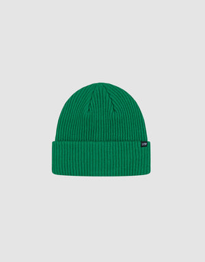 The Double Rib Knit Beanie by LIVE FAST DIE YOUNG is bright green, doppellagig gestrickt, with a folded cuff and small black side tag, offering a voluminöser Look against a plain light gray background.