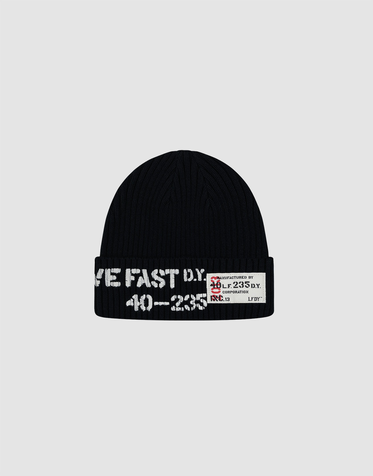 The Live Fast Army Beanie by LIVE FAST DIE YOUNG is a black 100% Baumwolle knit beanie with a white web label featuring bold text and a red graphic. "LIVE FAST D.Y." appears across the front in the signature Live Fast Druck design. 