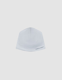 The Live Fast Performance Beanie by LIVE FAST DIE YOUNG is a plain white fitted beanie with "LIVE FAST" in gray on the lower right, featuring a dünne Fleece Innenseite, displayed on a light gray background.