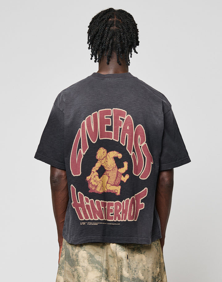 LFDY Hinterhof Tee Schwarz mit rotem Backprint | model