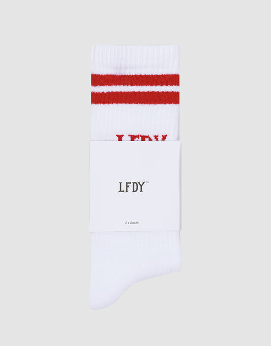 A weiße LIVE FAST DIE YOUNG LFDY Logo Socke mit zwei roten Streifen und teils sichtbarem LFDY-Label, präsentiert auf grauem Hintergrund. Die pflegeleichten Socken sind auch als 2er Pack erhältlich.