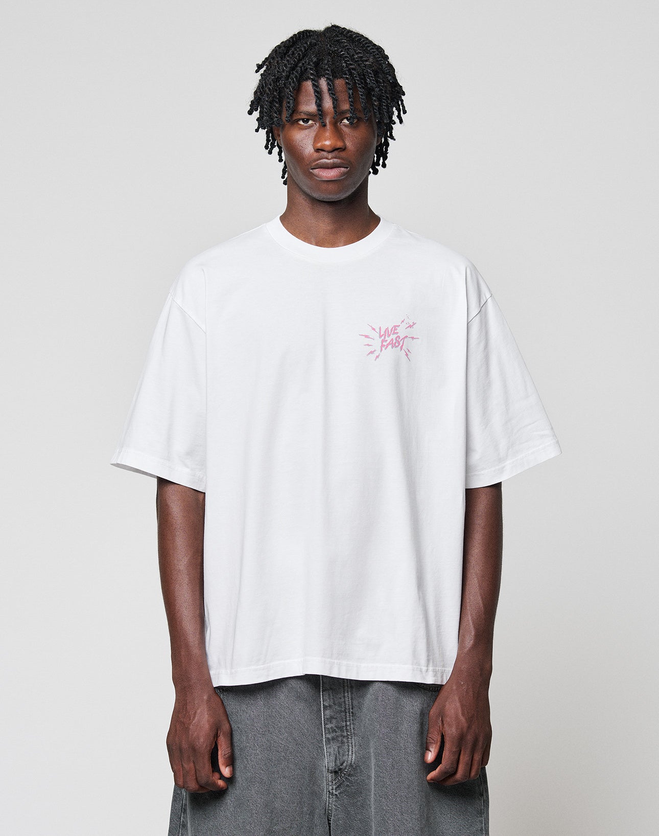 LFDY Against us Tee Weiß von Vorne mit Rosenem Logo auf der Brust
