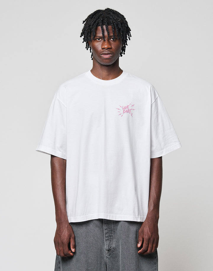 LFDY Against us Tee Weiß von Vorne mit Rosenem Logo auf der Brust