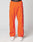 Person trägt die „Live Fast Trackpants“ von LIVE FAST DIE YOUNG in leuchtendem Orange mit breitem Elastikbund, reflektierendem Logo und „LIVE FAST“-Schriftzug, kombiniert mit weißen Sneakers vor hellem Hintergrund. Oberkörper nicht sichtbar.