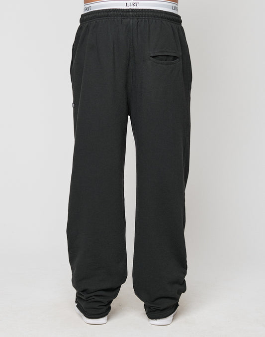 The LFDY Lightweight Jogger by LIVE FAST DIE YOUNG features a relaxed, oversize fit in soft French Terry, with an Elastikbund waistband, white logo band, side pockets, and gathered hems. Shown on a plain white background.