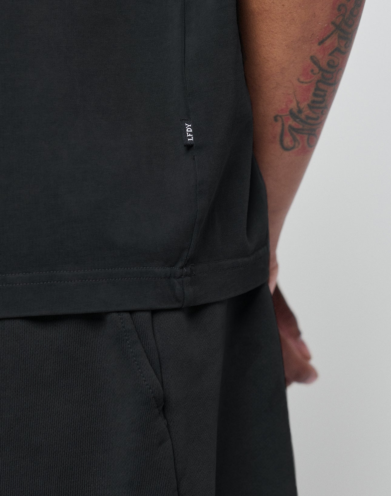 Basic +49 Tee