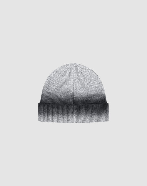 The Live Fast Boucle Beanie by LIVE FAST DIE YOUNG features a folded brim, a subtle light-to-dark gray gradient Sprayeffekt, and a small Flag-Label, shown on a plain light background.