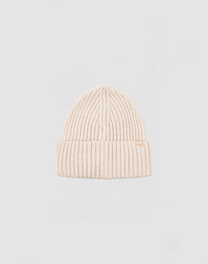 A beige Rib Knit Beanie aus Polyacryl von LIVE FAST DIE YOUNG mit umgeschlagenem Bund vor schlichtem hellgrauem Hintergrund.
