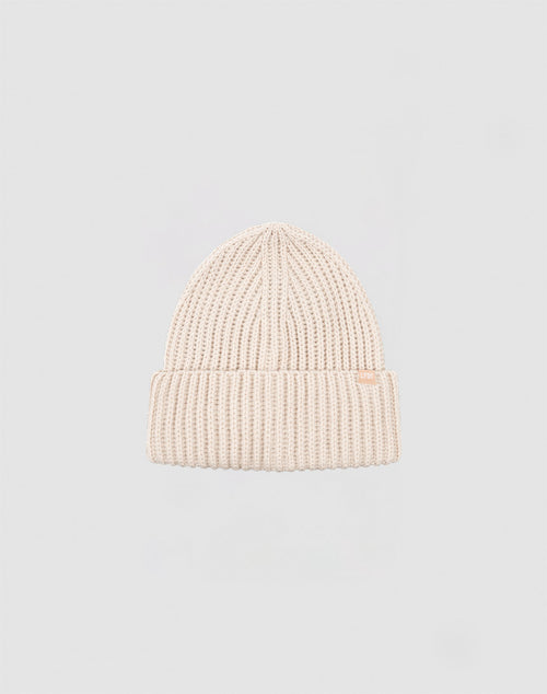 A beige Rib Knit Beanie aus Polyacryl von LIVE FAST DIE YOUNG mit umgeschlagenem Bund vor schlichtem hellgrauem Hintergrund.