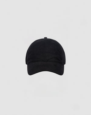 The LIVE FAST DIE YOUNG Basic Cap, a plain black baseball cap with curved brim and visible stitching, is centered on a light gray background. It features praktische Verstellbarkeit durch Klettverschluss and no visible logos or designs.