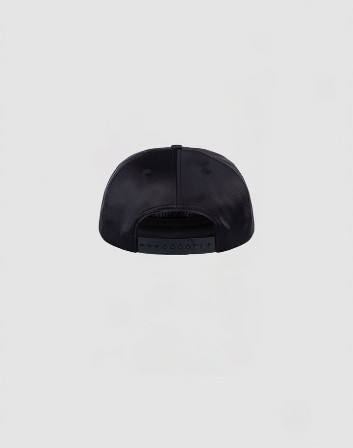 The LIVE FAST DIE YOUNG LFDY Satin Snapback in black, One Size, is shown from the back with an adjustable Snapverschluss, two embroidered eyelets, and subtle 3D-Stick detail on a plain light gray background.