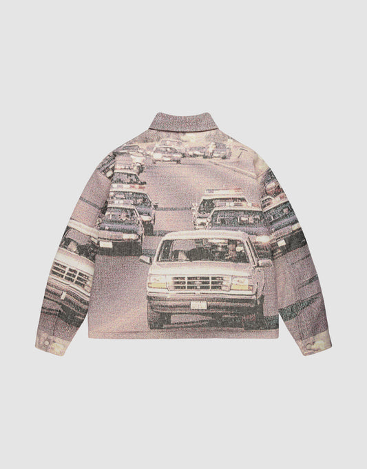 Die LFDY Chase Jacket von LIVE FAST DIE YOUNG: Wattierte Übergangsjacke im Oversize Fit mit auffälligem Autobahn-Print voller Autos und Lkw auf hellem Hintergrund.