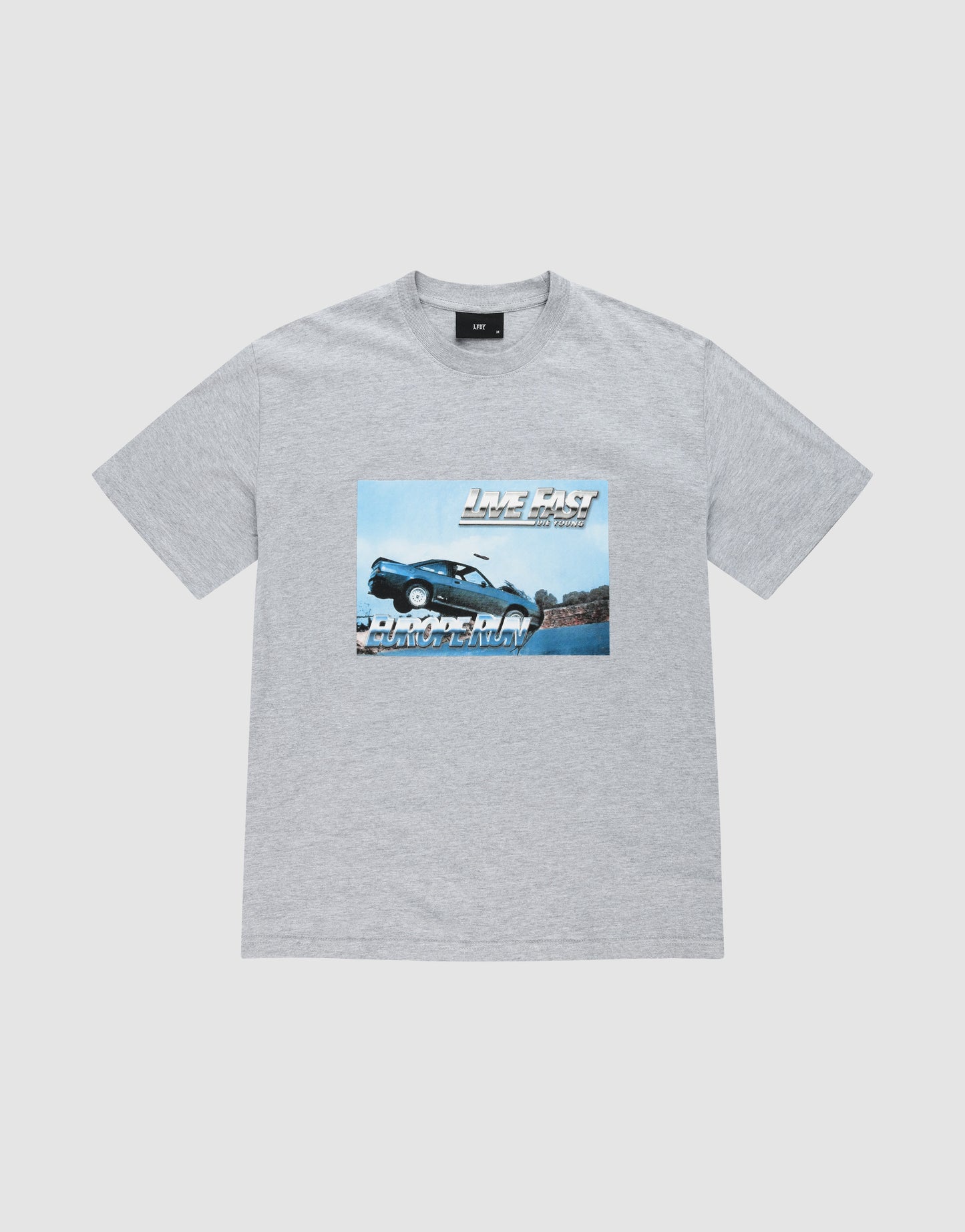 The LFDY Crash Kid Tee by LIVE FAST DIE YOUNG is a light gray Regular Fit shirt with a bold front car jump print, "LIVE FAST" above and "DIE LAST" below. Made from 100% Baumwolle for all-day comfort.
