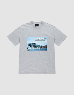 The LFDY Crash Kid Tee by LIVE FAST DIE YOUNG is a light gray Regular Fit shirt with a bold front car jump print, "LIVE FAST" above and "DIE LAST" below. Made from 100% Baumwolle for all-day comfort. | plain