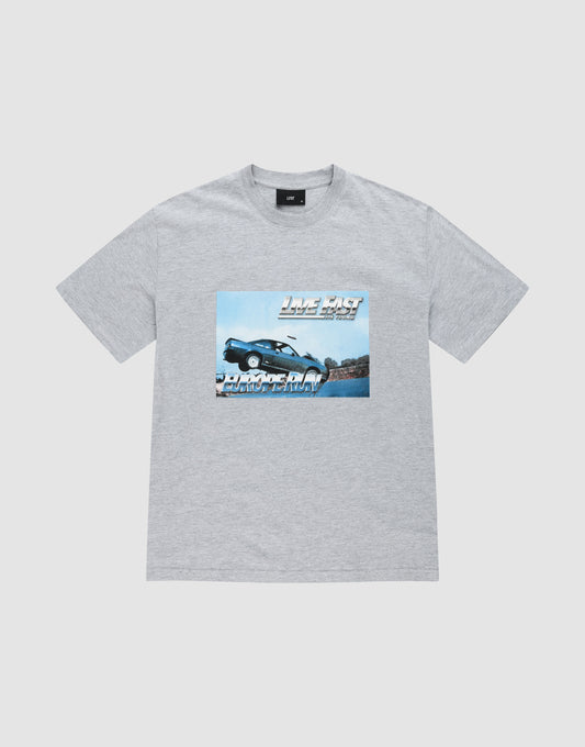 The LFDY Crash Kid Tee by LIVE FAST DIE YOUNG is a light gray Regular Fit shirt with a bold front car jump print, "LIVE FAST" above and "DIE LAST" below. Made from 100% Baumwolle for all-day comfort. | plain