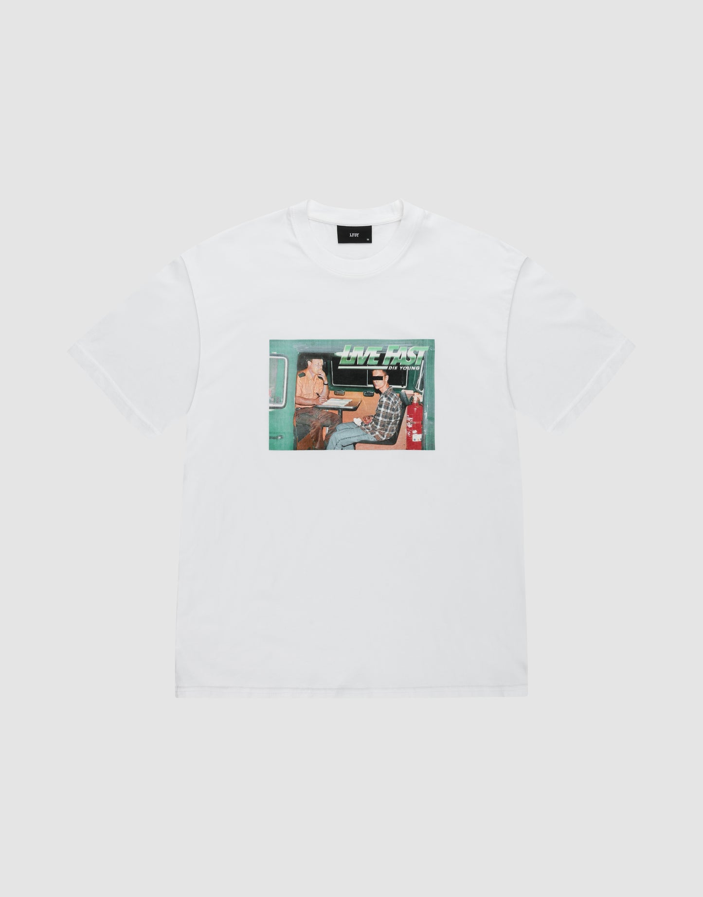 Das LFDY Sixers Tee von LIVE FAST DIE YOUNG ist ein weißes Baumwollshirt im Regular Fit mit Frontprint: Ein Mann mit Hut fährt, daneben ein Beifahrer; Auto-Innenraum und -Außenansicht als Hintergrund. | plain