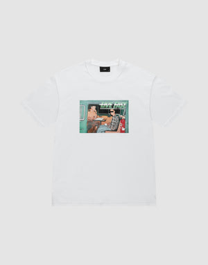 Das LFDY Sixers Tee von LIVE FAST DIE YOUNG ist ein weißes Baumwollshirt im Regular Fit mit Frontprint: Ein Mann mit Hut fährt, daneben ein Beifahrer; Auto-Innenraum und -Außenansicht als Hintergrund. | plain