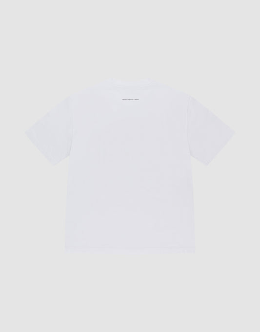 The LIVE FAST DIE YOUNG Live Fast College Tee is an oversized white short-sleeve t-shirt shown on a white background, featuring subtle centered text near the upper back. Made from 100% Baumwolle for superior comfort.