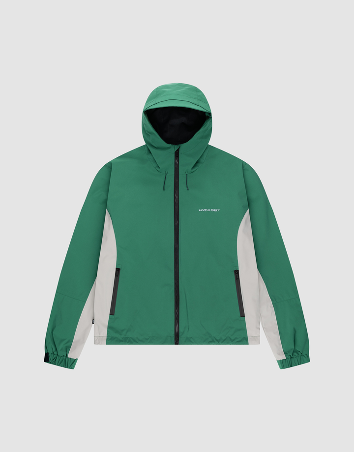 The LIVE FAST DIE YOUNG Basic Shell Jacket is green and white with a black, wasserabweisender Reißverschluss, elastic cuffs, white side panels, zippered pockets, LOW SPIRIT on the left chest, and an Oversize Fit for comfort. | plain