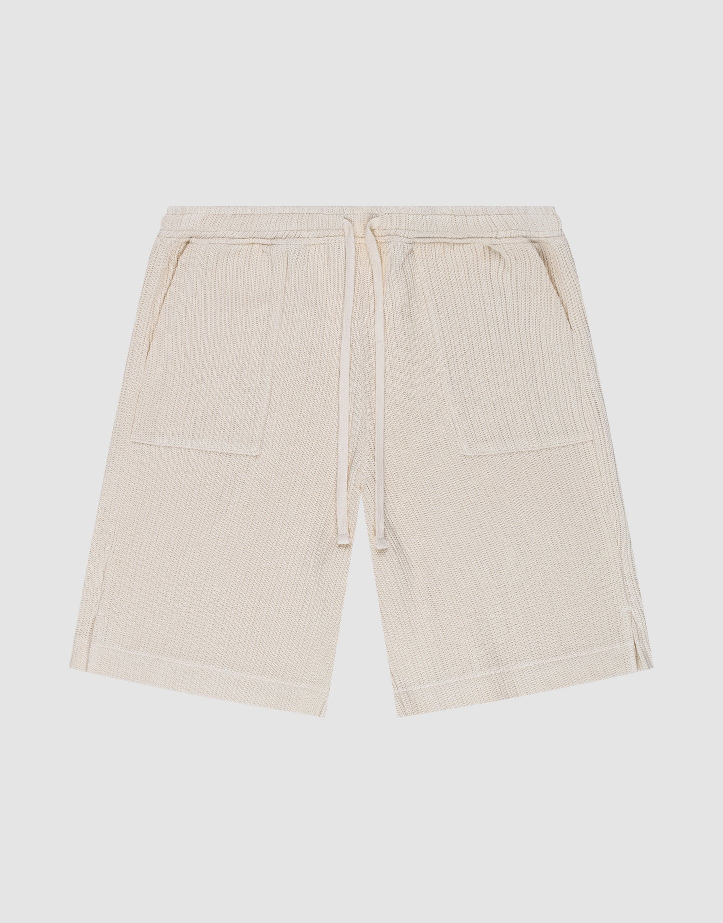 Die beige Basic Knit Shorts von LIVE FAST DIE YOUNG aus Baumwolle haben elastischen Bund, Kordelzug, zwei Fronttaschen und Regular Fit und werden flach auf weißem Hintergrund präsentiert.