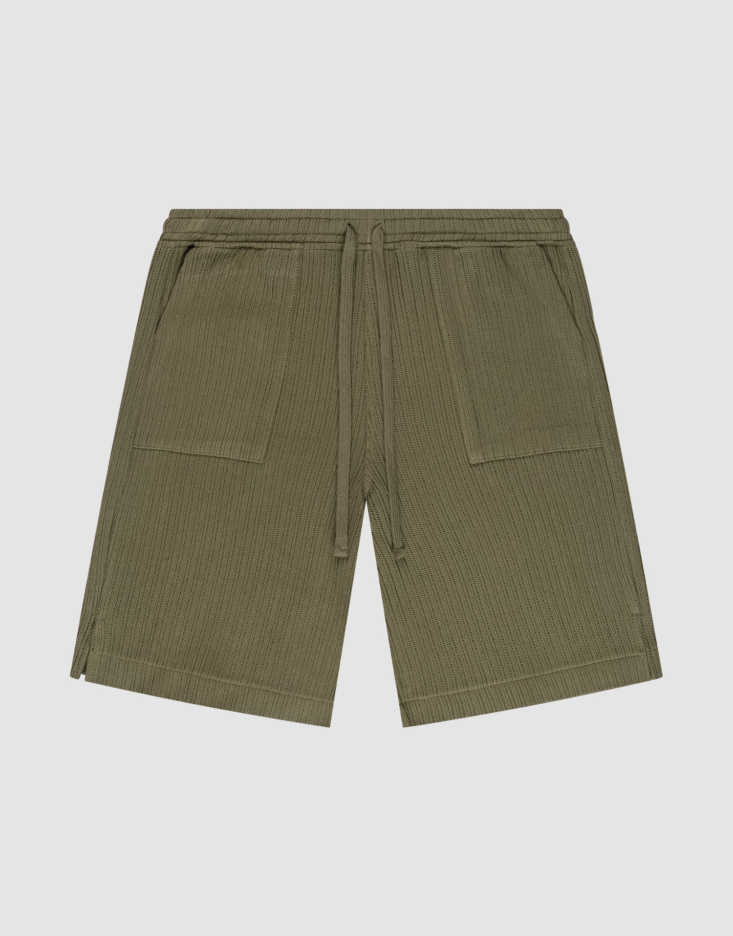 Die Basic Knit Shorts von LIVE FAST DIE YOUNG in Olivgrün aus Baumwolle mit Rippstruktur, elastischem Bund, Kordelzug, Seitentaschen und Regular Fit werden flach auf einem hellgrauen Hintergrund präsentiert. | plain