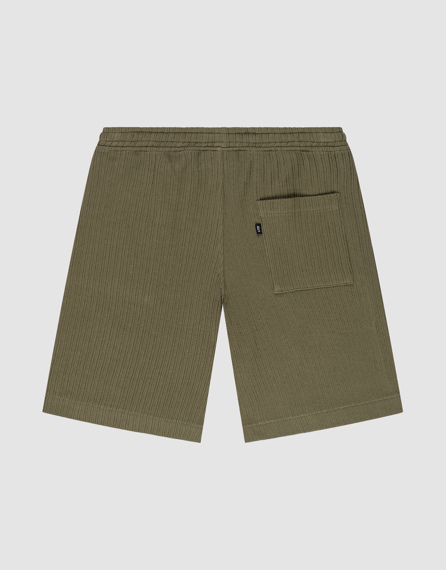 Die Basic Knit Shorts von LIVE FAST DIE YOUNG in Olivgrün sind aus Baumwolle gefertigt, haben einen elastischen Bund, eine einzelne Gesäßtasche rechts und werden flach auf einem hellgrauen Hintergrund präsentiert.