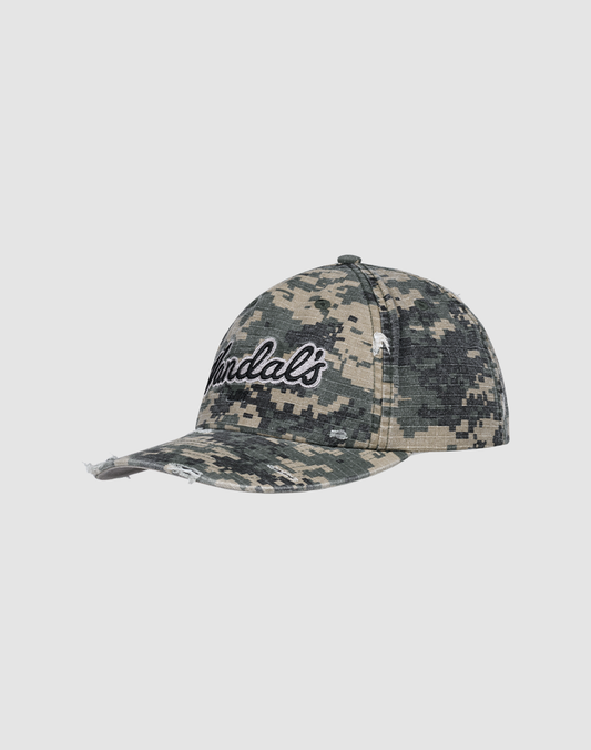 The LFDY Vandals Cap by LIVE FAST DIE YOUNG features a green and tan digital camouflage pattern, "Vandals" in black and white script, an adjustable Snapverschluss, and a soft Frottee Stoff Schweißband.