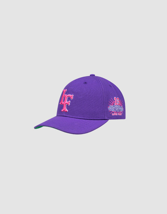 The LFDY Snapback by LIVE FAST DIE YOUNG is a purple cap with bold pink “K” and “F” on the front, Multi-Logo-Stick details, and “18 Counting The Coins Lucky Fox” embroidered in pink/white on the side. Features Snapverschluss and green underbrim.