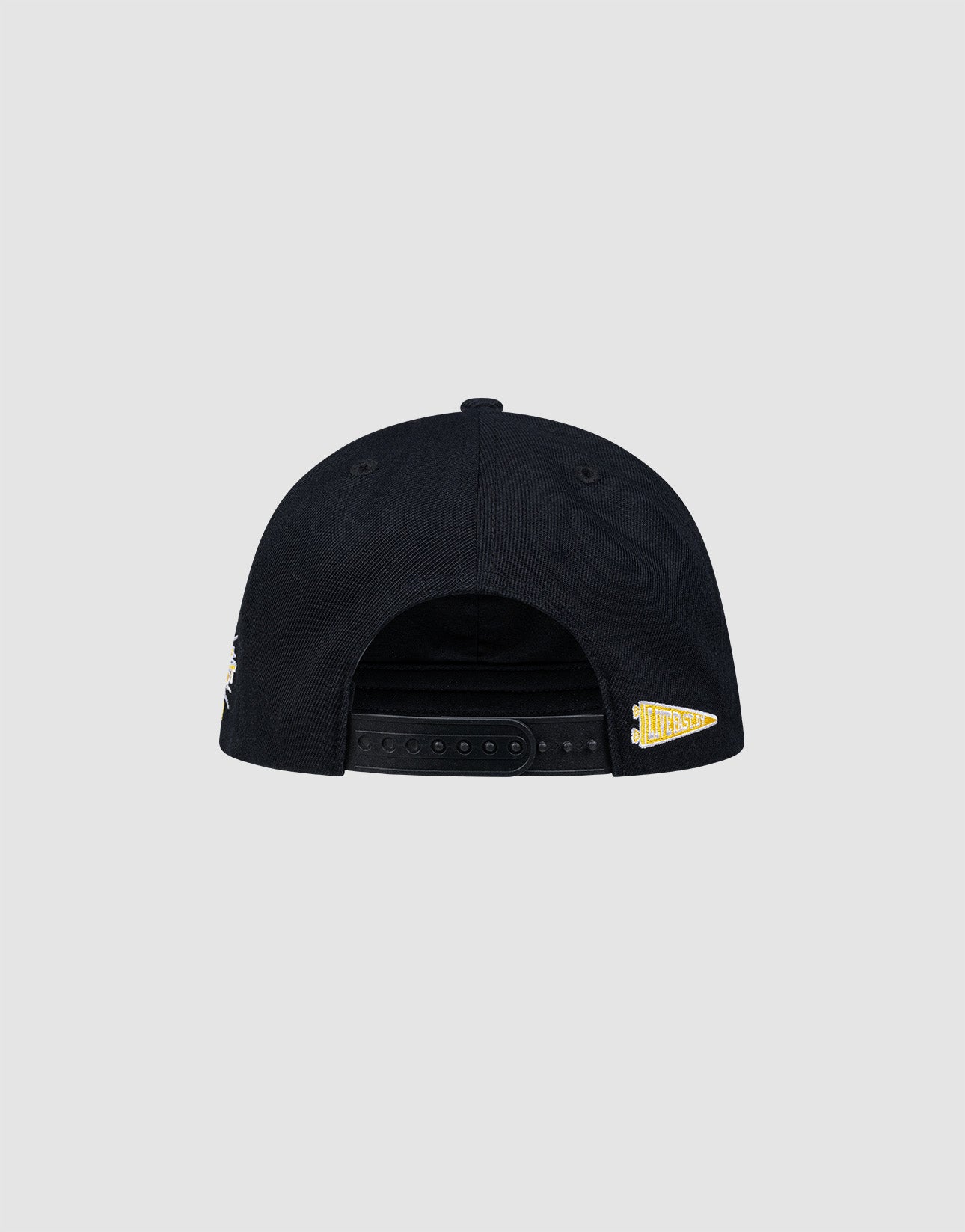 Die LFDY Snapback von LIVE FAST DIE YOUNG kommt in Schwarz mit grünem Schirmunterseite, gelbem Lakers-Logo rechts und schlichtem Multi-Logo-Stick auf hellgrauem Hintergrund. Hinten ist ein Snapverschluss zu sehen.