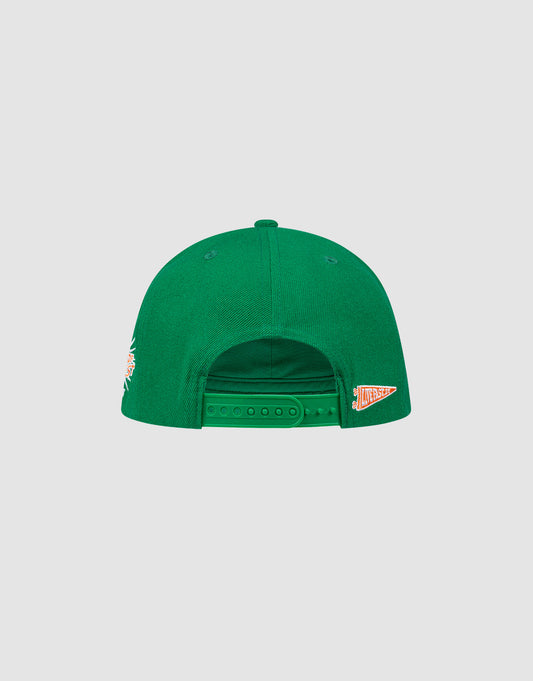 The LFDY Snapback by LIVE FAST DIE YOUNG is a green baseball cap with an adjustable Snapverschluss, a small orange and white patch on the lower right back, and a green Schirmunterseite for a classic yet subtle look.