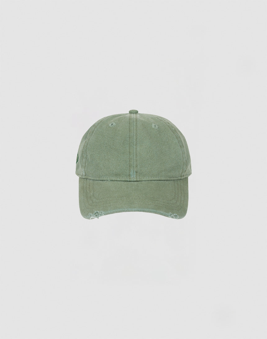 The LIVE FAST DIE YOUNG Distressed Basic Cap in sage green features a curved brim and subtle distressed edges, made from 100% Baumwolle. Shown against a plain white background. 