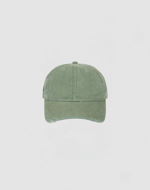The LIVE FAST DIE YOUNG Distressed Basic Cap in sage green features a curved brim and subtle distressed edges, made from 100% Baumwolle. Shown against a plain white background.