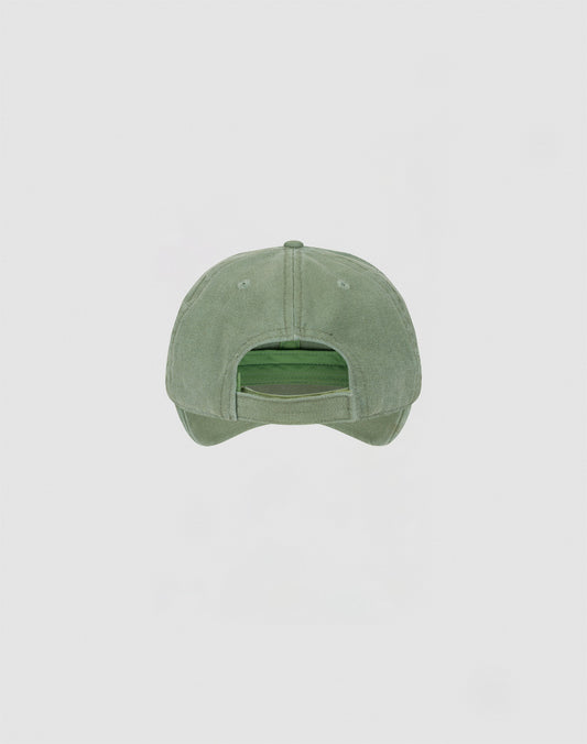 The LIVE FAST DIE YOUNG Distressed Basic Cap, shown from the back against a white background, is crafted from 100% Baumwolle. It features an adjustable strap, an opening above it, and a subtle Logo-Stick detail.