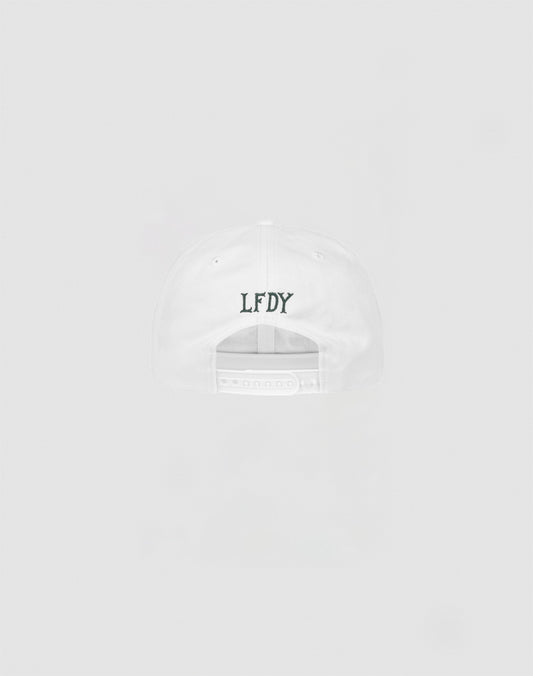 The Live Fast Coffee Cap by LIVE FAST DIE YOUNG is a white, one-size snapback with black LFDY embroidery above the adjustable strap, crafted from 100% Baumwolle and inspired by the LFDY Berlin Café culture.