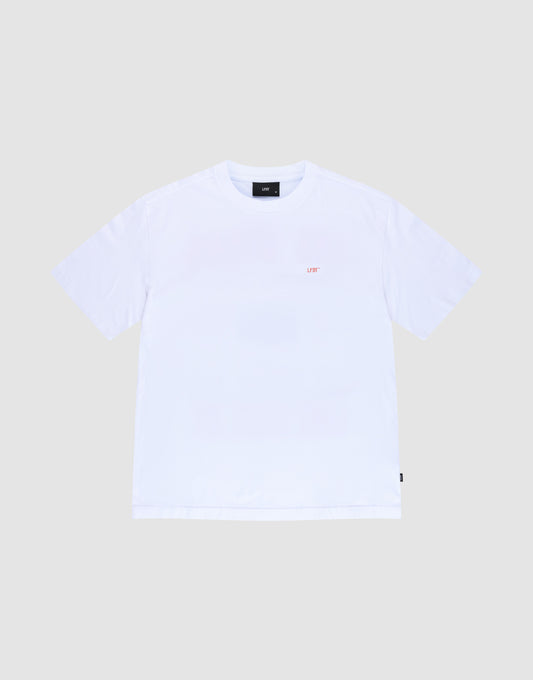 The LIVE FAST DIE YOUNG Live Fast Vegas Tee is a plain white, 100% Baumwolle short-sleeve T-shirt shown on a light gray background with a small, subtle logo near the left chest.