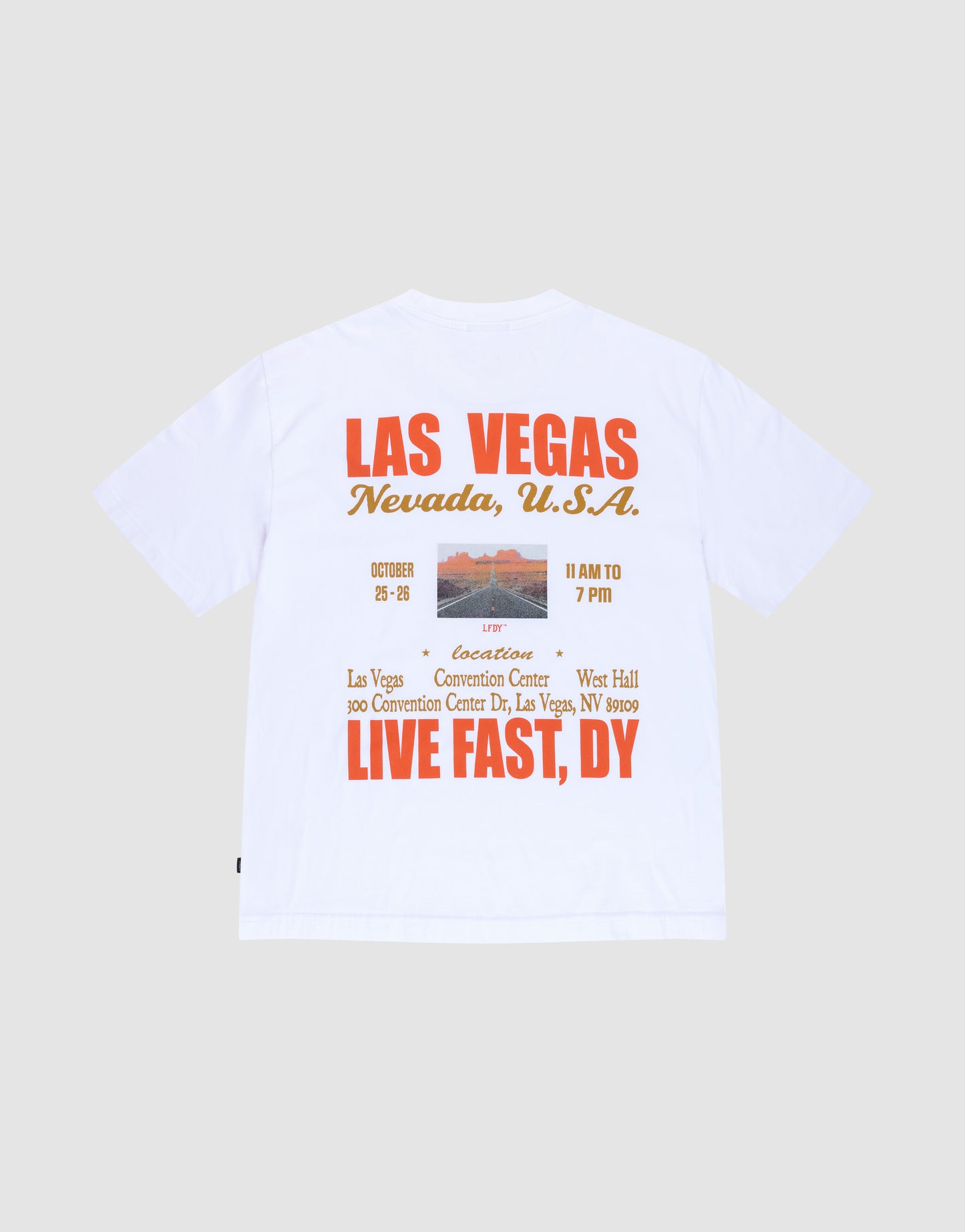 The Live Fast Vegas Tee by LIVE FAST DIE YOUNG is an oversized white shirt with "LAS VEGAS, Nevada, U.S.A." and event details on the orange backprint and a desert landscape. Made from 100% Baumwolle for bold style and comfort.
