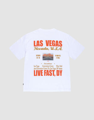 The Live Fast Vegas Tee by LIVE FAST DIE YOUNG is an oversized white shirt with "LAS VEGAS, Nevada, U.S.A." and event details on the orange backprint and a desert landscape. Made from 100% Baumwolle for bold style and comfort. | plain