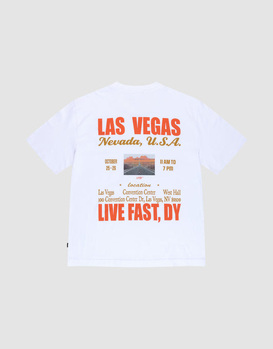 The Live Fast Vegas Tee by LIVE FAST DIE YOUNG is an oversized white shirt with "LAS VEGAS, Nevada, U.S.A." and event details on the orange backprint and a desert landscape. Made from 100% Baumwolle for bold style and comfort. | plain