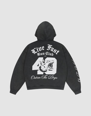 Die LFDY Run Club Hooded Zip von LIVE FAST DIE YOUNG ist ein schwarzer Oversize-Hoodie aus Baumwoll-Polyester mit Front- und Backprint, illustriertem Hundekopf, "Outrun The Dogs" am Rücken und weißen Grafiken am Ärmel. | plain