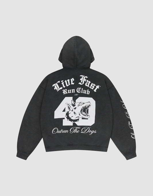 Die LFDY Run Club Hooded Zip von LIVE FAST DIE YOUNG ist ein schwarzer Oversize-Hoodie aus Baumwoll-Polyester mit Front- und Backprint, illustriertem Hundekopf, "Outrun The Dogs" am Rücken und weißen Grafiken am Ärmel. | plain
