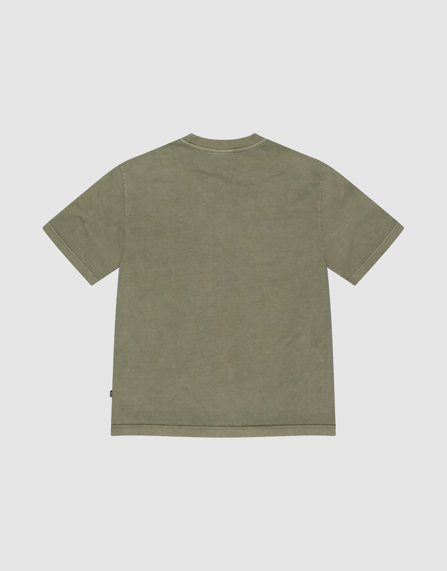 The LIVE FAST DIE YOUNG Basic +49 Tee, a 100% Baumwolle olive-green short-sleeve shirt, is laid flat with its back facing up on a light gray background.