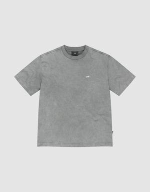 The Basic Trademark Tee by LIVE FAST DIE YOUNG is a gray, short-sleeved crew neck shirt with a small white logo on the upper left chest, made from 100% Baumwolle and displayed flat on a light gray background. | plain