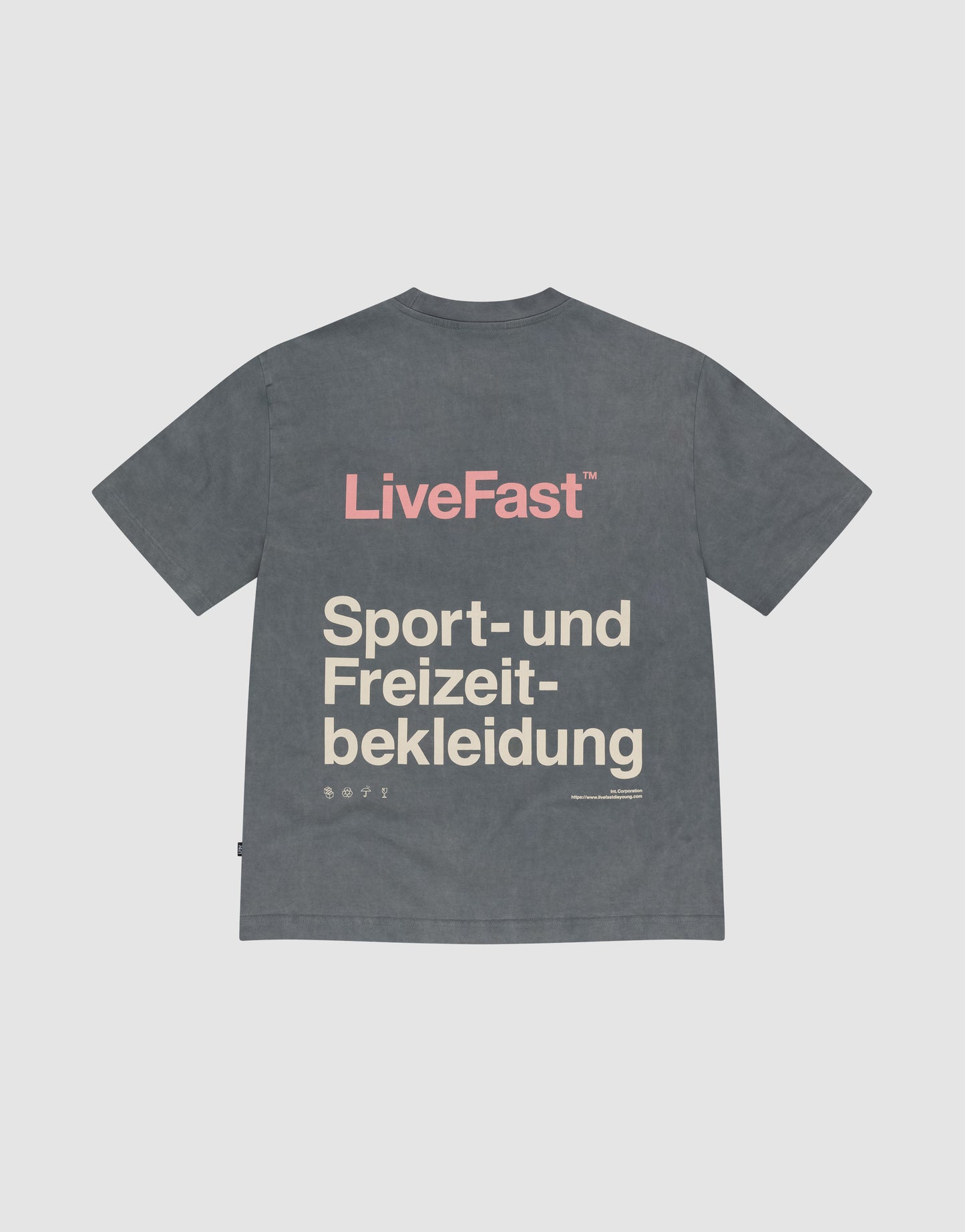 The Basic Trademark Tee by LIVE FAST DIE YOUNG is a dark gray, 100% Baumwolle oversize shirt with “LiveFast” in bold pink on the front and “Sport- und Freizeitbekleidung” in beige on the back. Minimalist style.