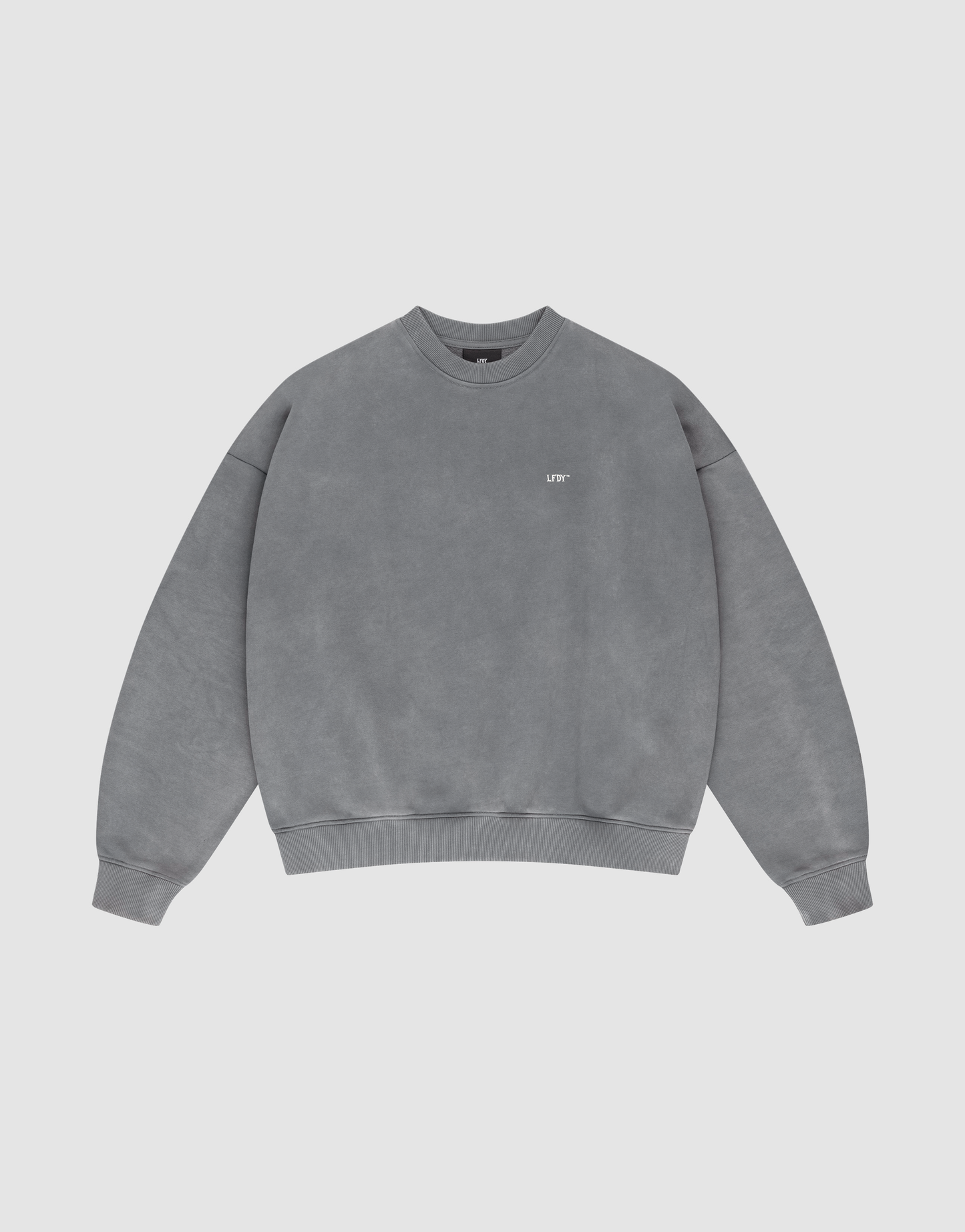 The LIVE FAST DIE YOUNG Basic Chest Sweater is an oversized light gray crewneck made from soft Baumwolle, featuring long sleeves, ribbed cuffs, hem, collar, and a small white LIFE logo on the left chest.