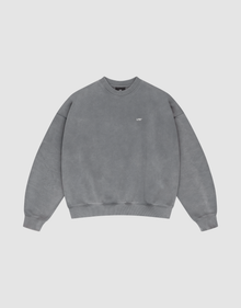 The LIVE FAST DIE YOUNG Basic Chest Sweater is an oversized light gray crewneck made from soft Baumwolle, featuring long sleeves, ribbed cuffs, hem, collar, and a small white LIFE logo on the left chest. | plain